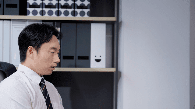 의자에 앉아 고민에 빠진 직장인