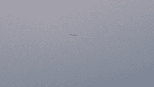 맑은 하늘을 나는 비행기