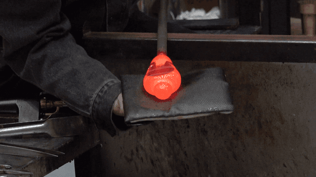 Glassblowing process with glowing glass