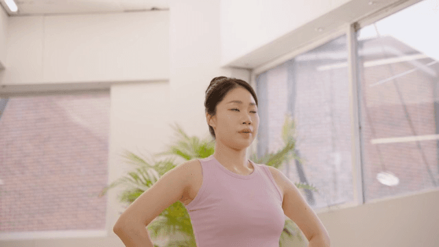 실내에서 운동을 하는 여성