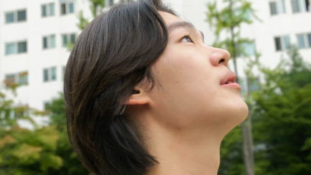 도시 지역에서 위를 바라보는 남성