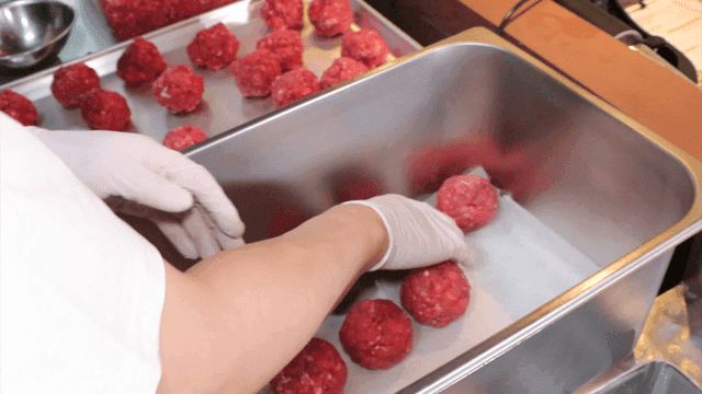 주방에서 다진 고기를 모양내는 사람들