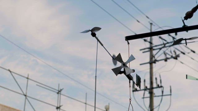 하늘을 배경으로 회전하는 바람개비