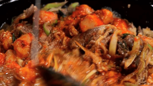 Seasoned beef large intestine and bulgogi with broth