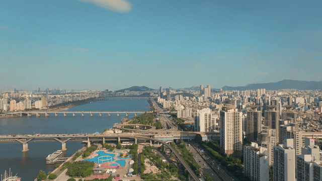 강이 보이는 넓은 도시 풍경