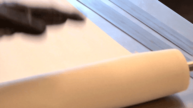 조리대 위 밀대로 풀어지는 반죽