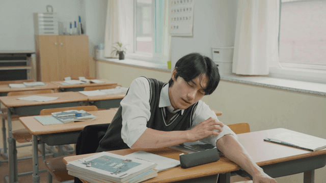 교실에서 혼자 공부하다 팔베고 잠든 학생