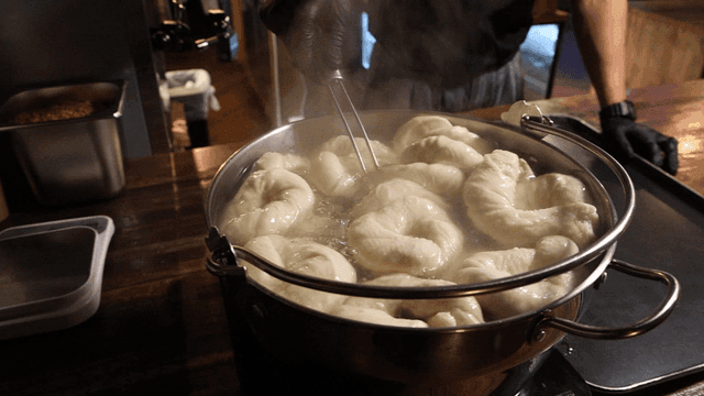 삶은 베이글을 꺼내는 제빵사