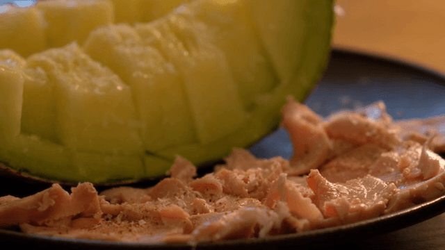 접시에 담긴 멜론과 연어