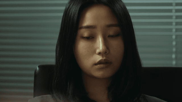 책상에서 깊은 생각에 잠긴 여성