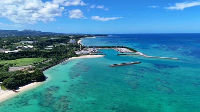맑은 푸른 바다의 해안 지역