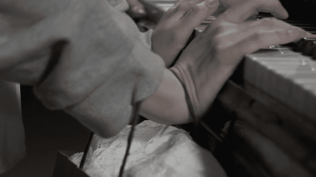 피아노 건반 위에 두 손을 올려놓은 모습