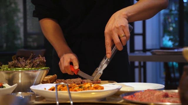 구운 고기와 쌈 채소가 준비된 식사자리