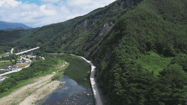 Beautiful river flowing through green mountains