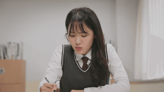 교실에서 공부하며 헷갈려하는 학생