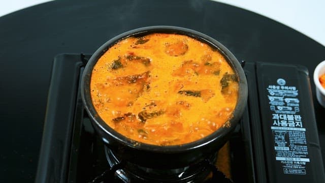 Pork Backbone Soup in an Earthen Pot