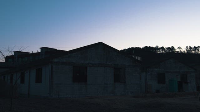 황혼의 어둠에 깔린 창고들