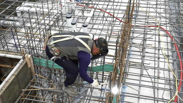 철근을 용접하는 건설 작업자