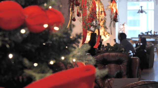 아늑한 카페의 크리스마스 장식