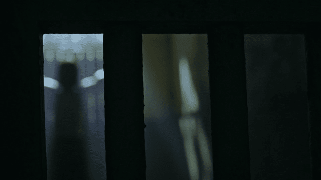 어두운 조명 속의 복도와 철창