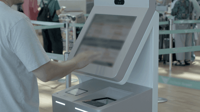 공항에서 키오스크를 사용하는 사람