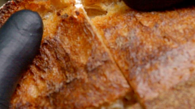 갓 구운 빵의 김이 모락모락 나는 단면