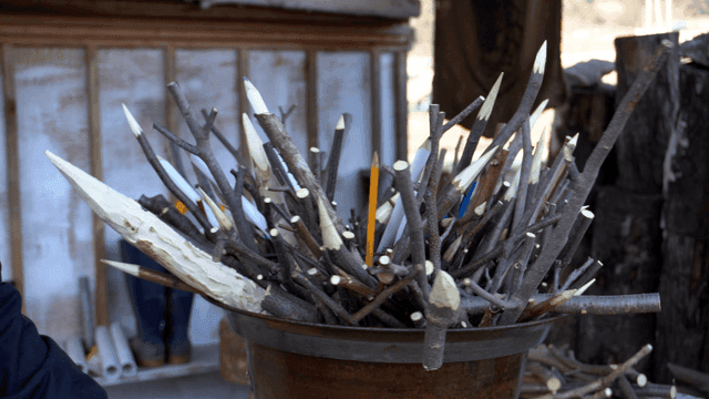 깎아 놓은 나무 연필 막대기 모음 공예품