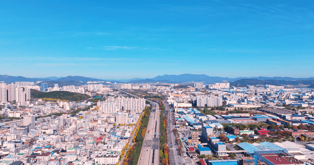 맑은 하늘 아래 펼쳐진 도시 전경
