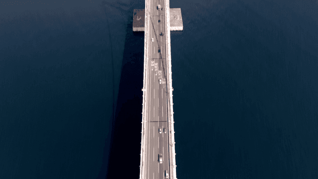 바다 위의 다리와 도시 스카이라인