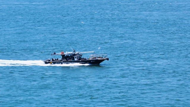 파도를 가르며 질주하는 보트