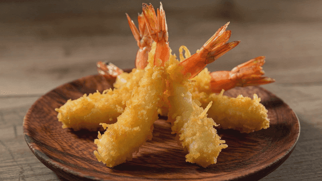Crispy shrimp tempura served on wooden plate