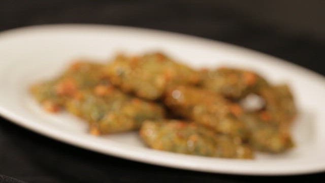 견과류와 시럽을 곁들인 밀랍떡으로 만든 강정