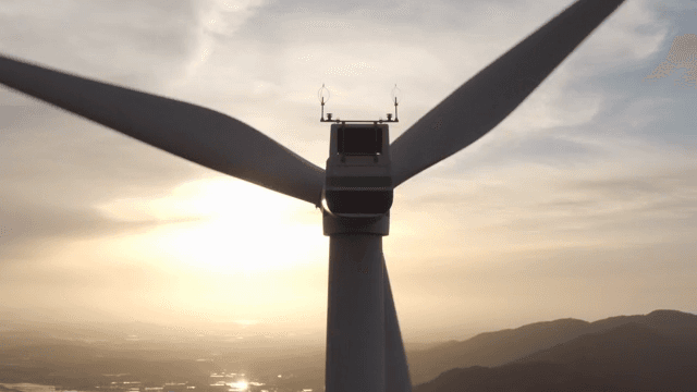 산 위의 풍력 터빈과 일몰