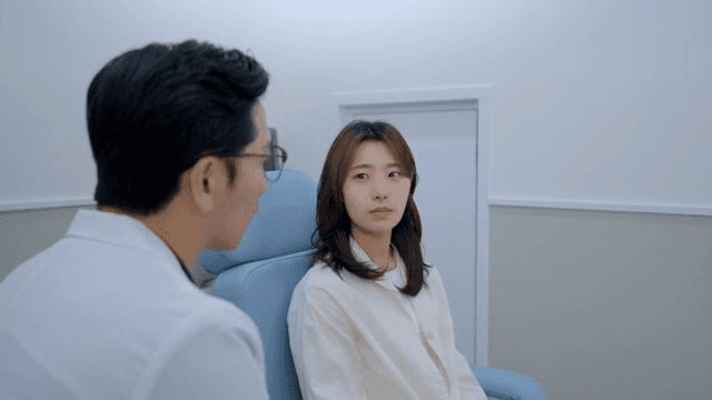 의사에게 검사 결과에 대해 설명 받는 환자