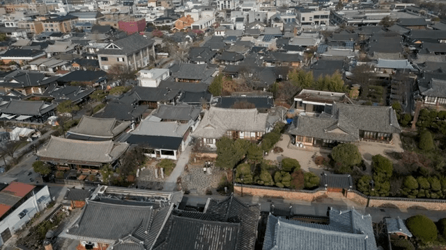 도시 풍경 속 전통 한옥 마을