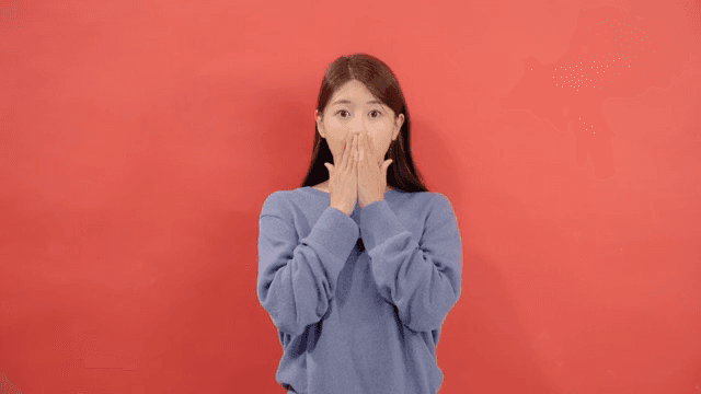 깜짝 놀라며 불안을 표현하는 여성