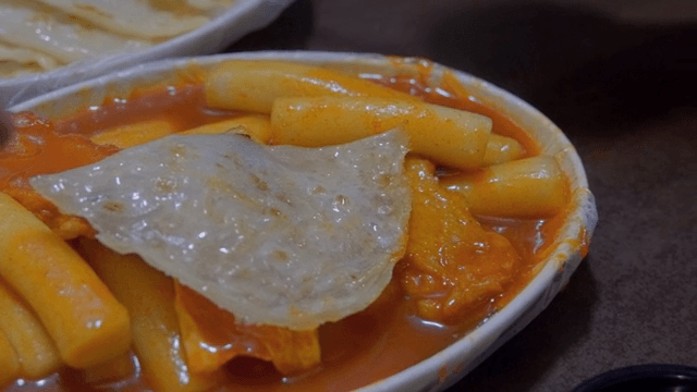 테이블 위의 떡볶이와 전