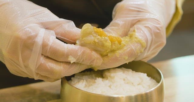 간장게장의 실한 속살이 올려지는 쌀밥