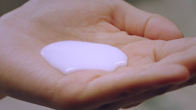 손에 듬뿍 짠 로션을 찍어 뜨는 손가락