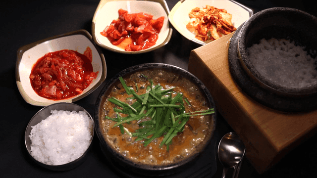 추어탕과 돌솥밥 상차림