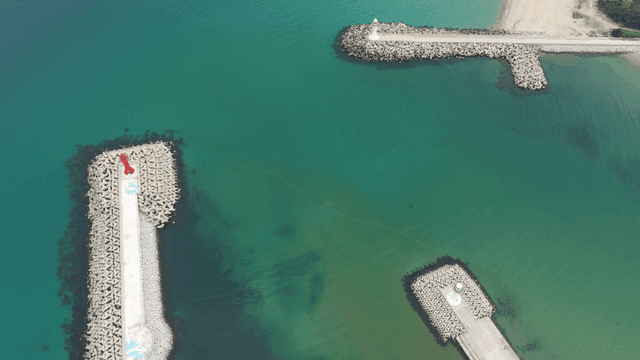 방파제와 함께 잔잔한 바다의 등대