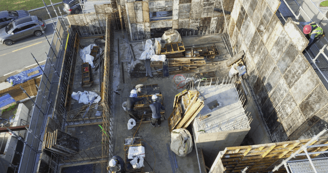 작업자와 자재가 있는 건설 현장