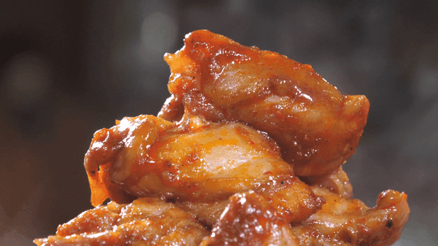 매운 소스를 곁들인 구운 닭갈비