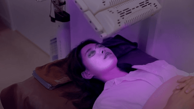 여성이 LED 광선 치료를 받는 모습