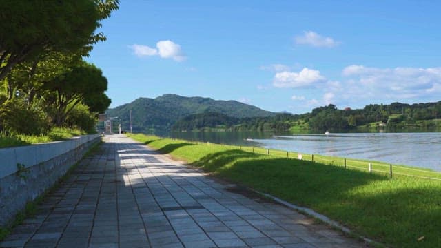 맑은 날 평화로운 강변 산책로
