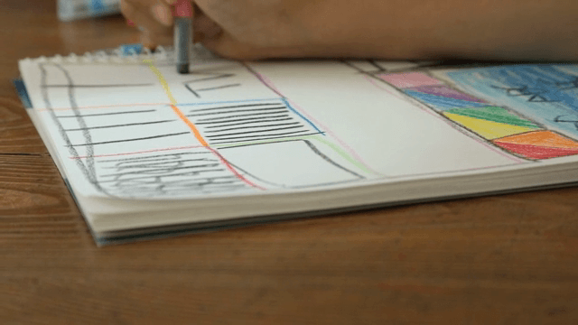 노트에 색색의 패턴을 그리는 사람