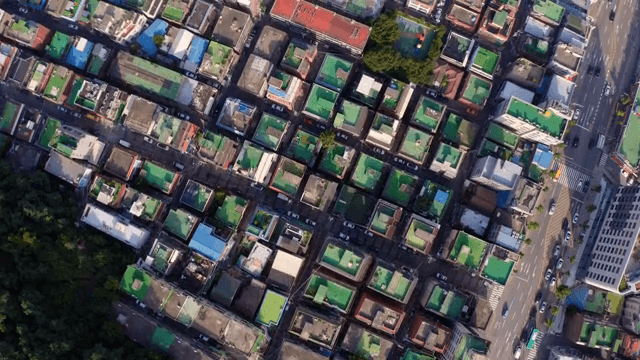 녹색 지붕이 있는 도시의 항공 뷰
