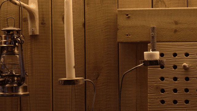 촛불과 랜턴이 있는 작업장 나무 벽