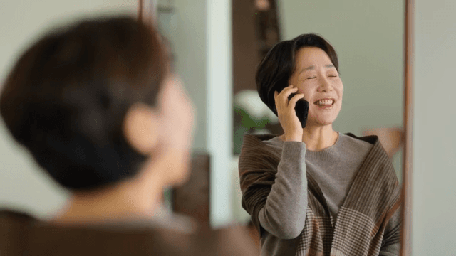 실내에서 전화 통화하는 여성