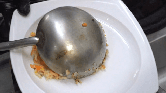 웍에서 접시로 볶음밥 담기